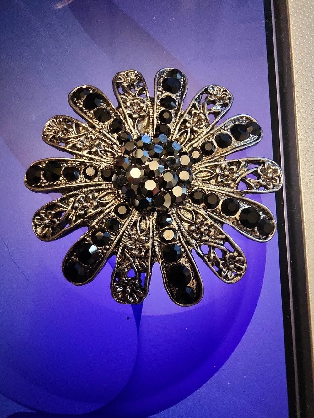 Vintage-Inspired Gold and Black Floral Brooch - Elegant Women's Jewelry